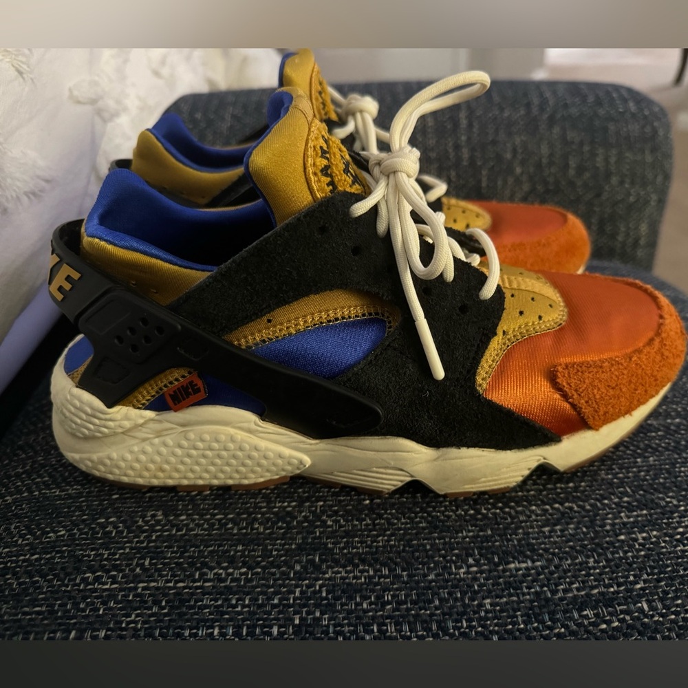 Nike air huarache gently used orange , gold and black